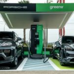 Carros da Porsche recebem recarga em eletroposto