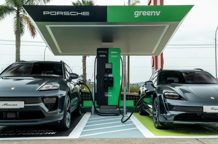 Carros da Porsche recebem recarga em eletroposto
