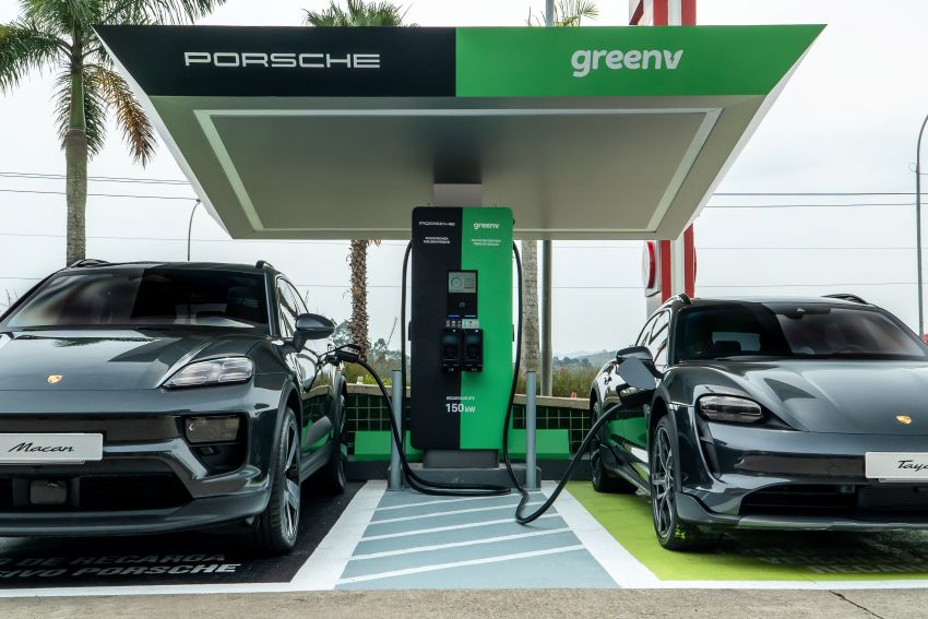 Carros da Porsche recebem recarga em eletroposto