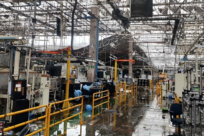 Imagem mostra destruição por dentro da fábrica
