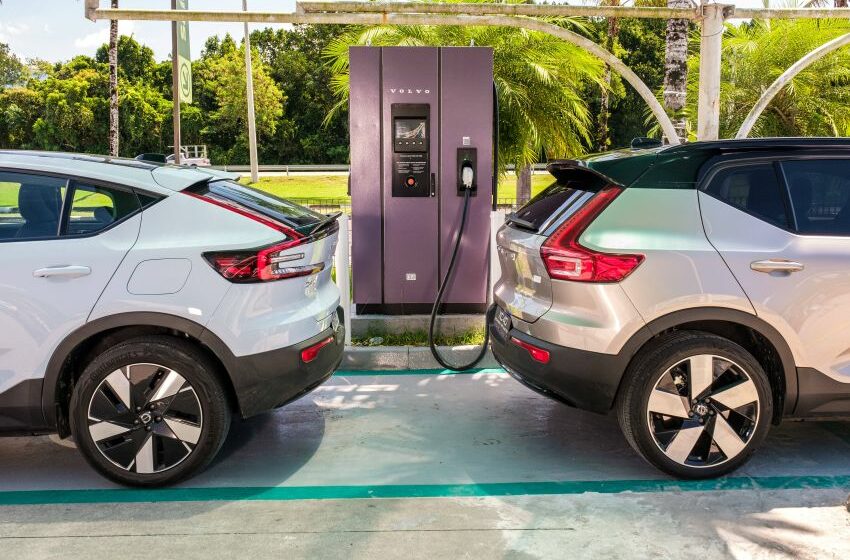Eletroposto carrega dois carros Volvo simultaneamente