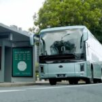 Ônibus elétrico da BYD circula em rua na China