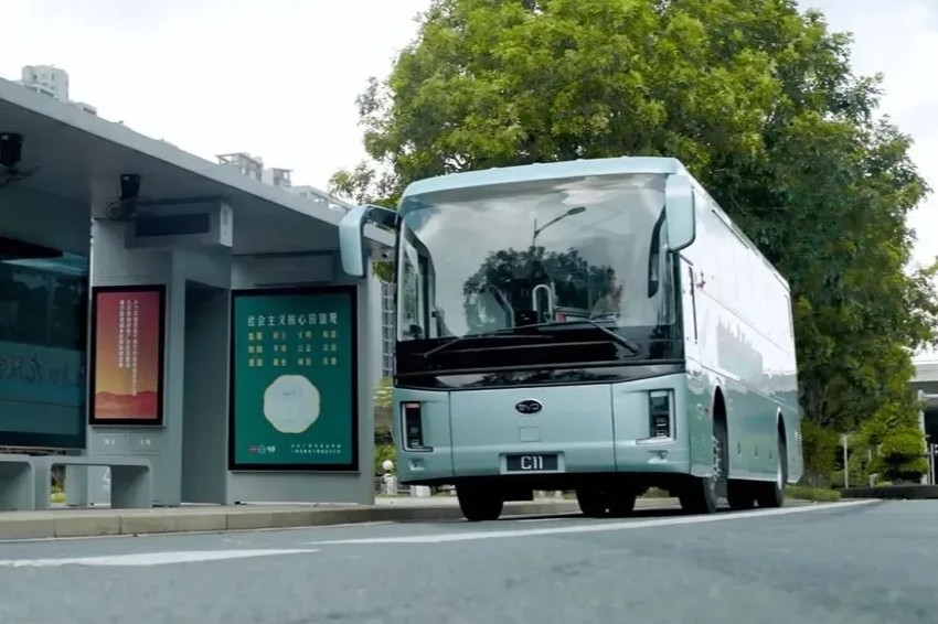 Ônibus elétrico da BYD circula em rua na China