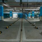 Imagem mostra estacionamento em condomínio