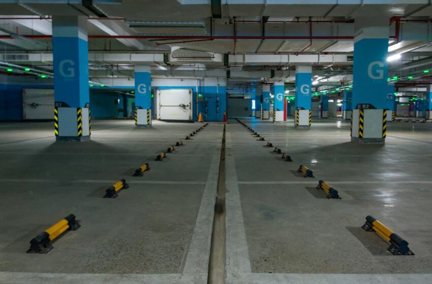 Imagem mostra estacionamento em condomínio