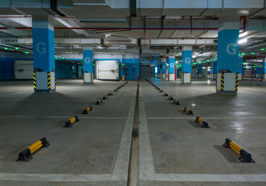Imagem mostra estacionamento em condomínio
