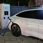 Carro elétrico recebe recarga em estação de 120 kW