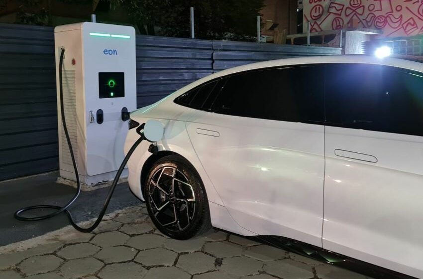 Carro elétrico recebe recarga em estação de 120 kW