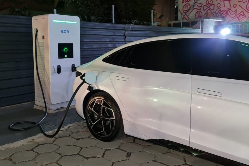 Carro elétrico recebe recarga em estação de 120 kW