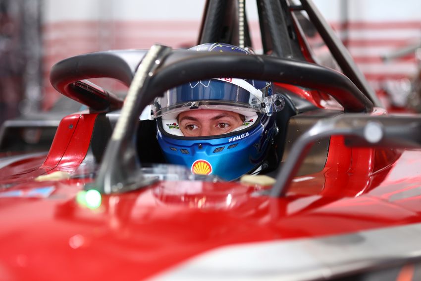 Felipe Drugovich dentro do cockpit do carro da Fórmula E