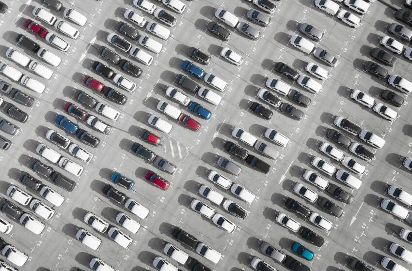 imagem aérea com dezenas de carros em estacionamento