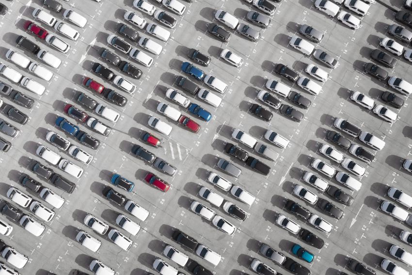 imagem aérea com dezenas de carros em estacionamento