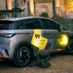 Carro elétrico BYD Dolphin com o adesivo da 99electric-pro na lateral