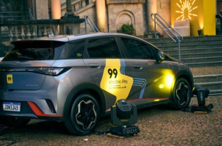 Carro elétrico BYD Dolphin com o adesivo da 99electric-pro na lateral