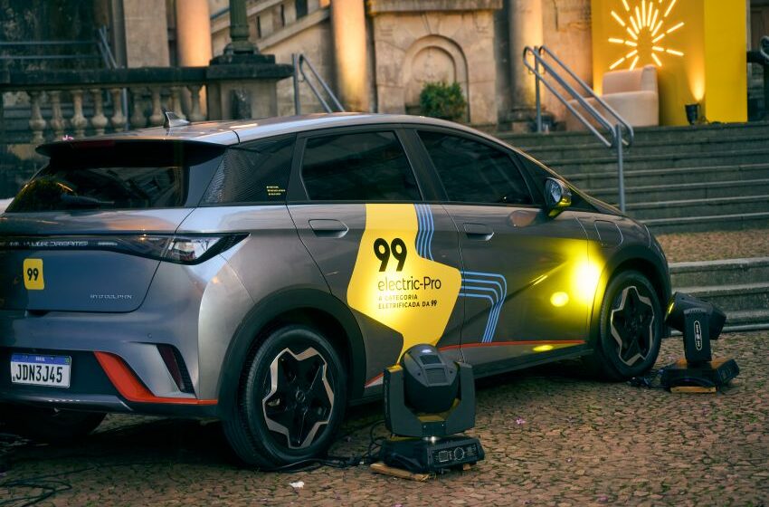 Carro elétrico BYD Dolphin com o adesivo da 99electric-pro na lateral
