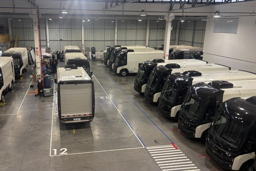 Automóveis na fábrica da Arrow Mobility