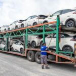 Carros posicionados dentro do caminhão