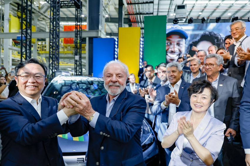Wang e Lula se cumprimentam em fábrica da BYD
