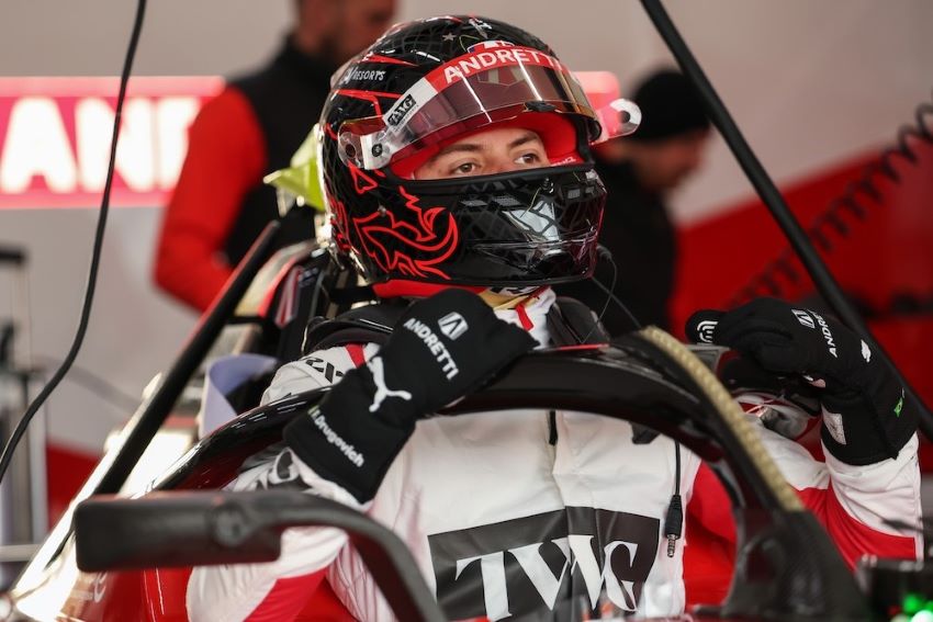 Felipe Drugovich dentro de seu veículo