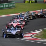 Carros da Fórmula E no circuito