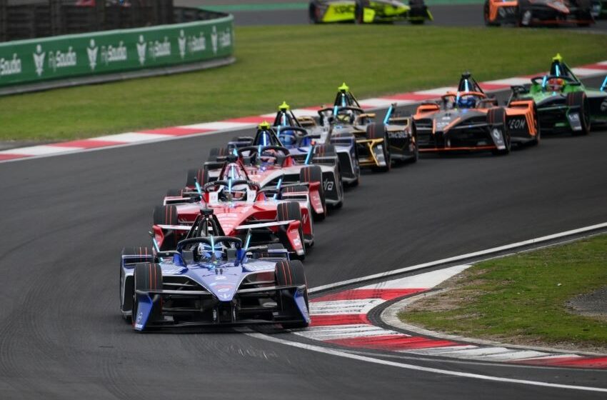 Carros da Fórmula E no circuito
