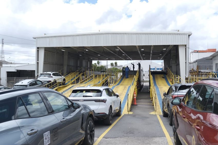 Caminhões híbridos transportam carros elétricos da GM à COP30