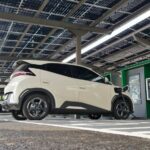 BYD Dolphin Mini recebe recarga em eletroposto, com paineis fotovoltaicos na cobertura