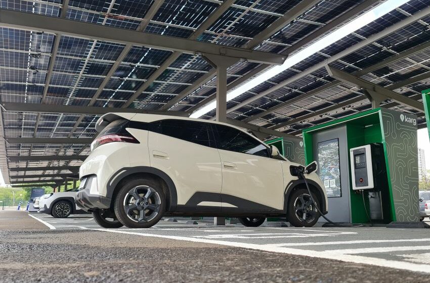 BYD Dolphin Mini recebe recarga em eletroposto, com paineis fotovoltaicos na cobertura