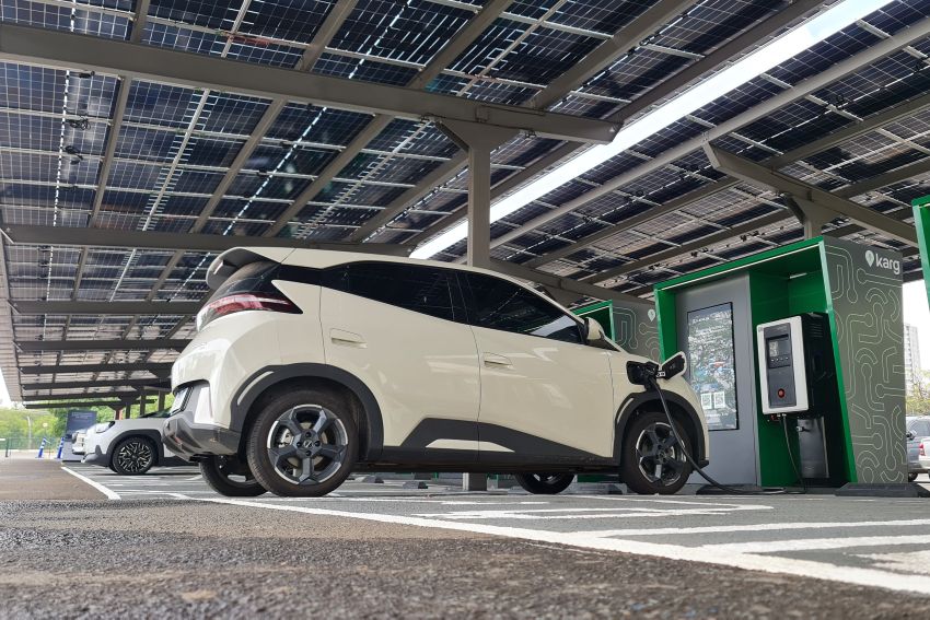 BYD Dolphin Mini recebe recarga em eletroposto, com paineis fotovoltaicos na cobertura