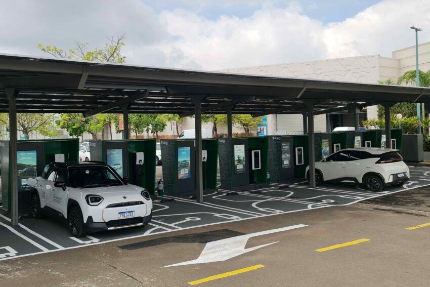 Carros elétricos recebem recarga nas estações