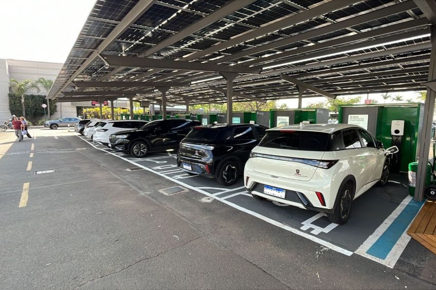 Carros perfilados recebem recarga em eletroposto