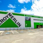 Fachada de loja da Leroy Merlin, com as cores predominantes em verde e branco