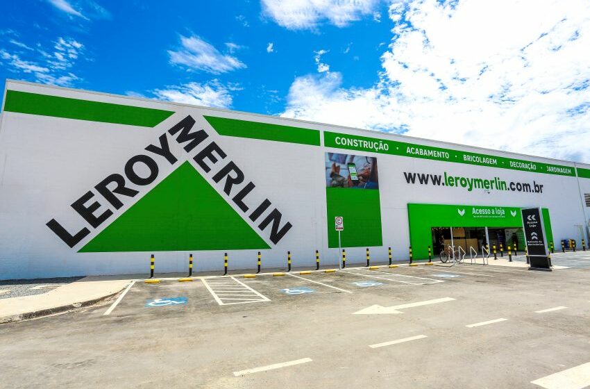 Fachada de loja da Leroy Merlin, com as cores predominantes em verde e branco
