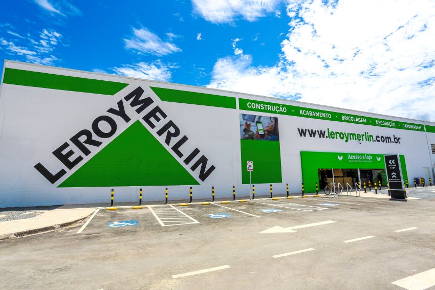 Fachada de loja da Leroy Merlin, com as cores predominantes em verde e branco