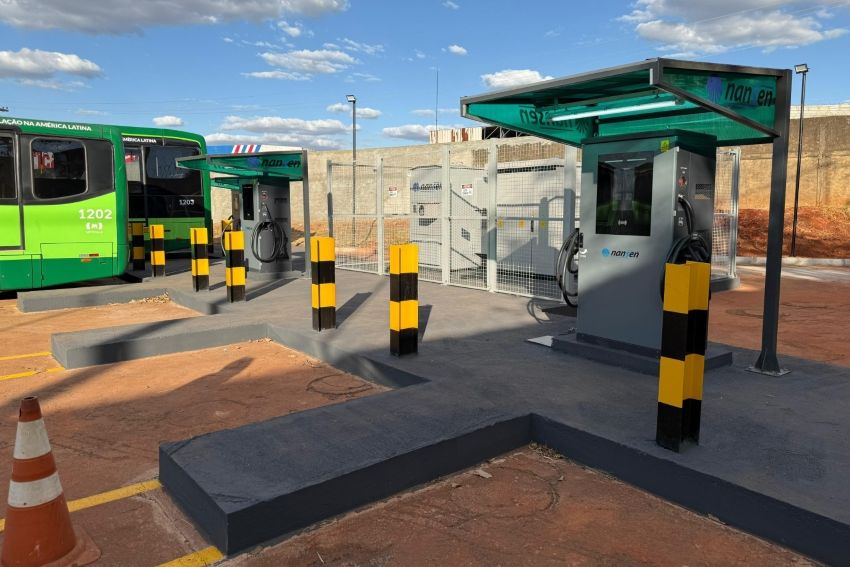 Estações de recarga estão posicionadas lado a lado em terreno