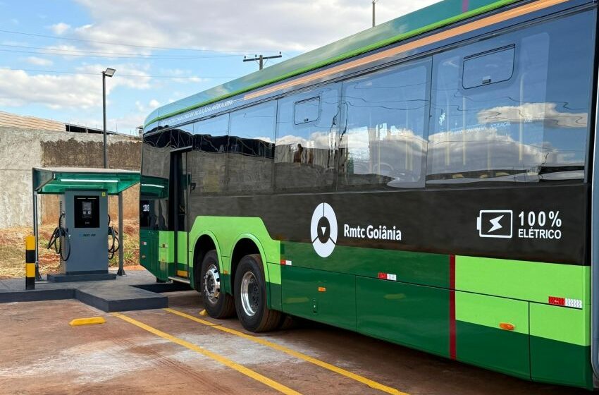 ônibus elétrico recebe recarga em estação da Nansen