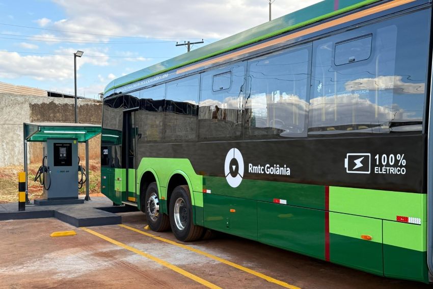 ônibus elétrico recebe recarga em estação da Nansen