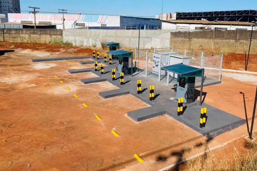 Imagem aérea mostra estações de recarga posicionadas lado a lado em terreno