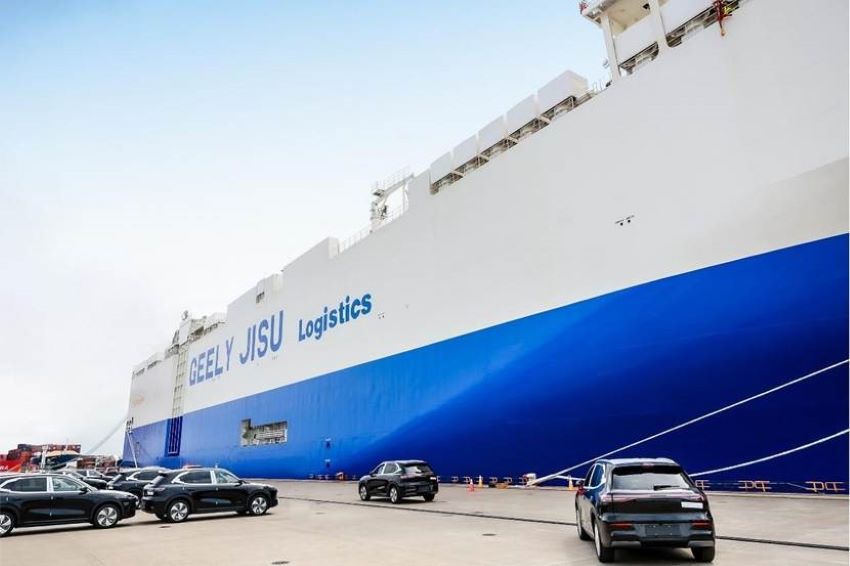 Navio no porto em frente ao lado de alguns carros