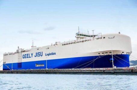 Navio "Jisu Glory" no oceano