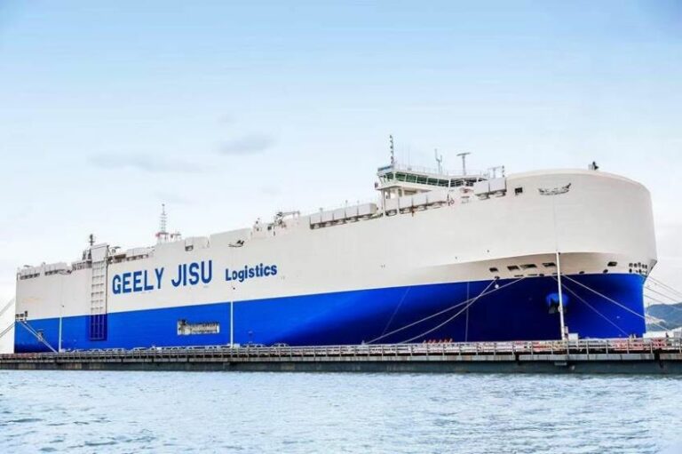 Navio "Jisu Glory" no oceano
