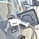 Detalhe da recarga de carro elétrico