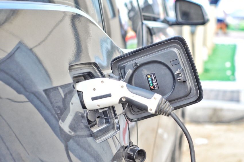 Detalhe da recarga de carro elétrico