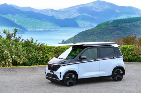 Nissan Sakura com o painel solar aberto