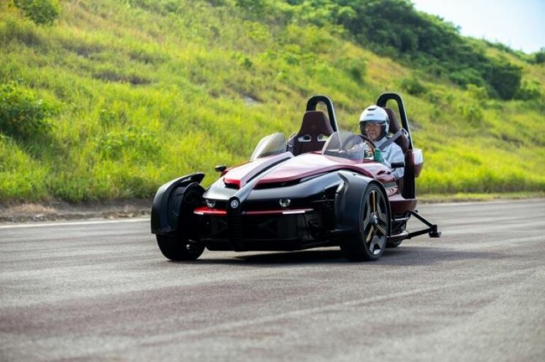 Triciclo sendo pilotado na via