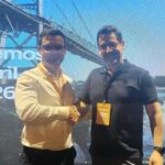 Bernardo, de amarelo, e Pedro, de preto, apertam as mãos