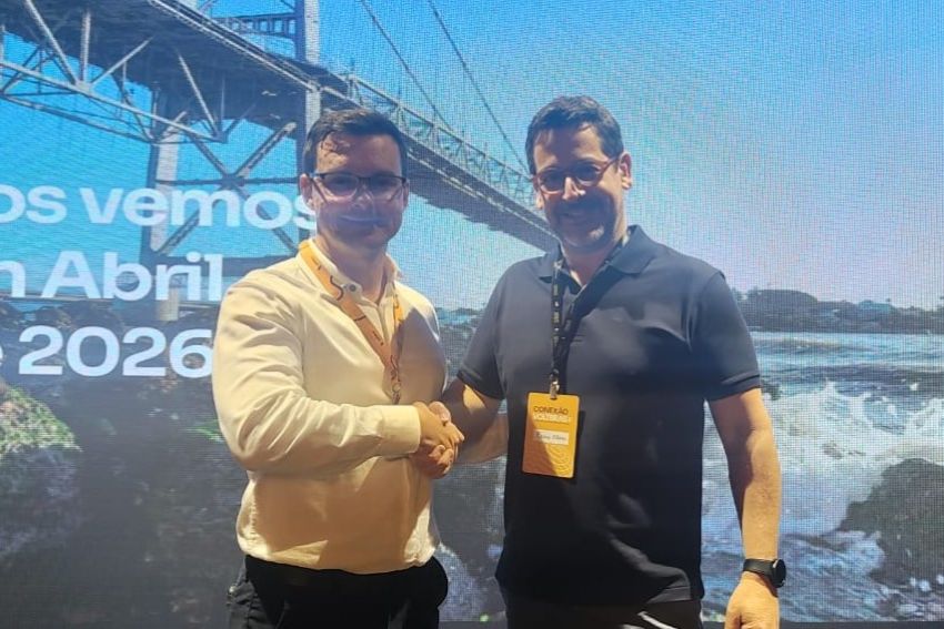 Bernardo, de amarelo, e Pedro, de preto, apertam as mãos