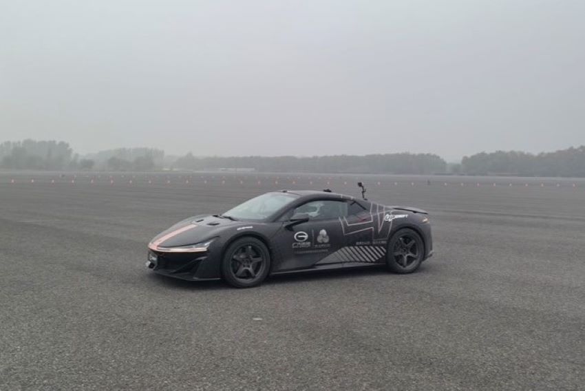 Supercarro na pista de testes