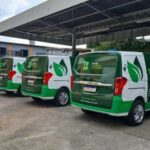 Veículos elétricos estacionados enfileirados