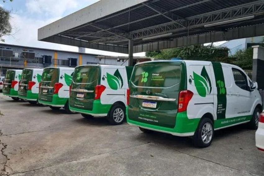 Veículos elétricos estacionados enfileirados